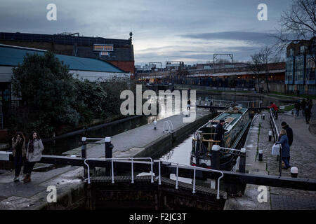 Kanalboot an Hawley Schleuse, Camden Town, in der Dämmerung Stockfoto