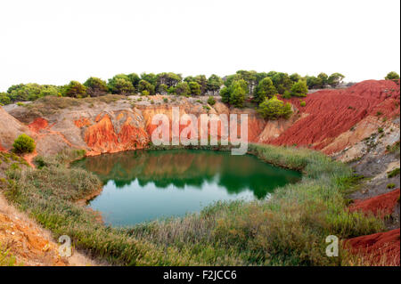 Bauxit-Mine-Seenlandschaft, malerischen roten Farben Stockfoto