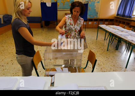 Athen, Griechenland. 20. September 2015. Ein Wähler stellt seine Stimme in die Wahlurne. Fast 10 Millionen griechische Wähler zu den Wahlkabinen, wählt ein neues Parlament, acht Monate nach den letzten Parlamentswahlen in Griechenland berufen sind. Stockfoto