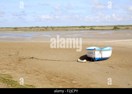 Boot vor Anker bei Ebbe Sand auf Baie de Somme, Quai Digue N St Valery Sur Somme, Somme, Picardie, Frankreich Stockfoto