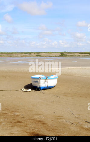 Boot vor Anker bei Ebbe Sand auf Baie de Somme, Quai Digue N St Valery Sur Somme, Somme, Picardie, Frankreich Stockfoto