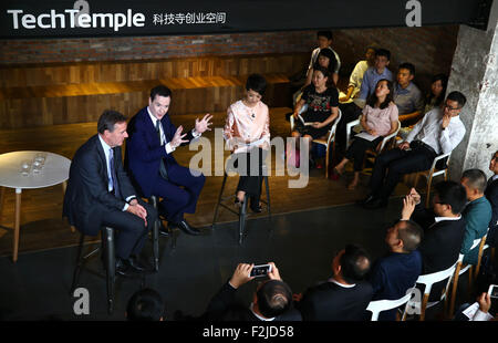 Peking, China. 20. Sep, 2015. Britische Schatzkanzler George Osborne (2. L) Gespräche mit Menschen am TechTemple in Peking, Hauptstadt von China, 20. September 2015. George Osborne kam in Peking am Sonntag und seiner einwöchigen Besuch in China begonnen. Bildnachweis: Yin Gang/Xinhua/Alamy Live-Nachrichten Stockfoto