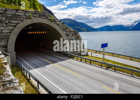 Bergstraße in Norwegen. Der Eingang zum Tunnel. Stockfoto