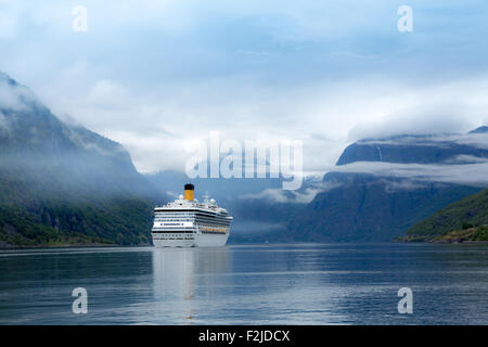 Kreuzfahrtschiff, Cruise Liner auf Hardanger Fjorden, Norwegen Stockfoto