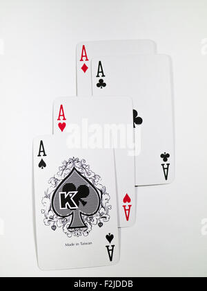 Eine gewinnende Pokerhand an vier Asse Spielkarten passt auf weiß. Stockfoto