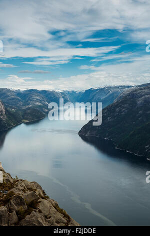 Preikestolen oder Prekestolen, auch bekannt unter den englischen Übersetzungen des Predigers Kanzel oder Preikestolen, ist ein berühmter touristischer att Stockfoto