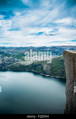 Preikestolen oder Prekestolen, auch bekannt unter den englischen Übersetzungen des Predigers Kanzel oder Preikestolen, ist ein berühmter touristischer att Stockfoto