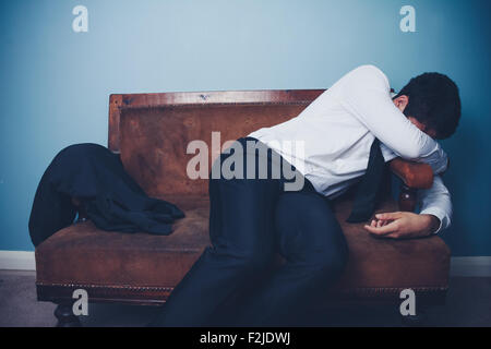 Müde Geschäftsmann auf sofa Stockfoto