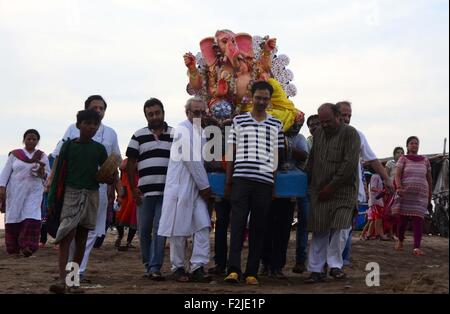 Allahabad, Uttar Pradesh, Indien. 20. Sep, 2015. Allahabad: Anhänger mit einem Idol der Elefant leitete Lord Ganesha bei Ganpati Visarjan Prozession am Sangam, der Mündung des Flusses Ganga Yamuna und mythologischen Saraswati in Allahabad am 20.09.2015. Foto von Prabhat Kumar Verma © Prabhat Kumar Verma/ZUMA Draht/Alamy Live News Stockfoto