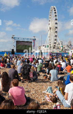 Brighton, UK. 20. September 2015. Rugby World Cup 2015: Zuschauer in der Fanzone auf Brighton Seafront beobachten das Spiel gegen die USA und Samoa auf Sonntag, 20. September 2015 Credit: DB Bilder/Alamy Live News Stockfoto