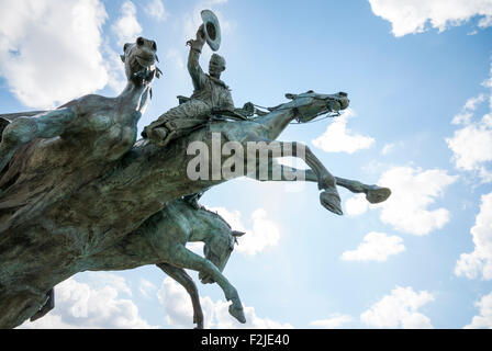 „By the Ufer of the Bow“ in Calgary, Alberta, ist eine der größten Bronzeskulpturen in Nordamerika. Erstellt von Bob Spaith und Richard Roenisch. Stockfoto