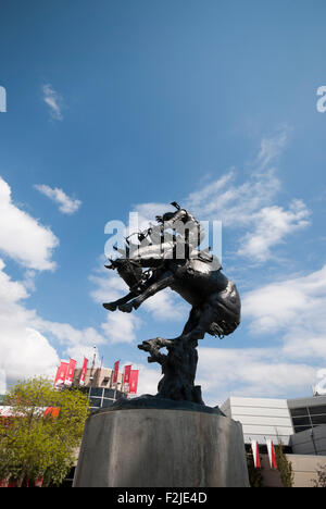 "Bronc Twister" Bronze von Rich Roenisch am Eingang der Calgary Stampede, basierend auf einer 1919 Zeichnung von Edward Borein Stockfoto