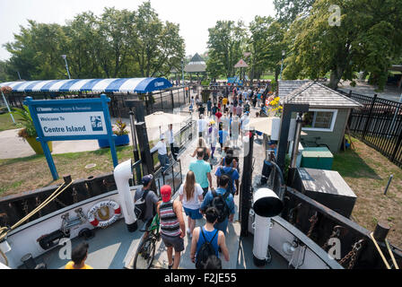 Besucher verlassen die Fähre in Toronto Centre Island park Stockfoto