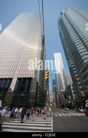 Fußgänger überqueren die Kreuzung in die finanziellen Bezirk von Bay und vorne in der Innenstadt von Toronto Ontario Kanada Stockfoto