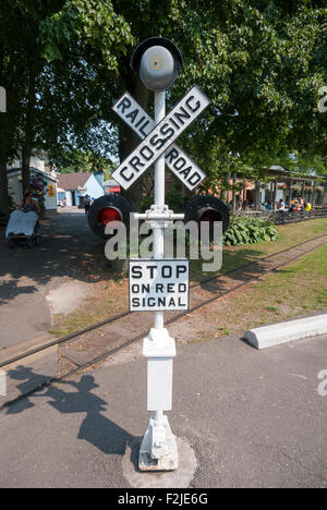 Eine Kreuzung Zeichen für eine touristische Parkeisenbahn im Centreville Amusement Park auf Toronto Island. Stockfoto