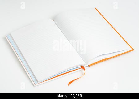 Öffnen Sie eine leere weiße Notizbuch auf weißem Hintergrund Stockfoto