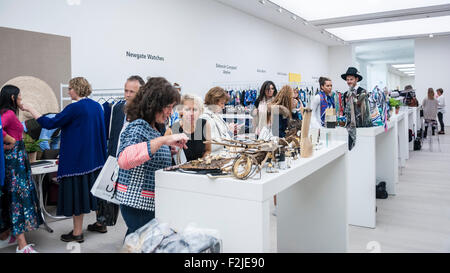 London, UK. 20. September 2015. Schaufel London eröffnet in der Saatchi Gallery in Chelsea. Die dreitägige internationale Modenschau läuft parallel mit der London Fashion Week und Käufern die Chance, eine sorgfältig kuratierte Gruppe von 150 Designer präsentiert neue und etablierte Labels neben treffen präsentiert Ausstellungen moderner Kunst. Bildnachweis: Stephen Chung/Alamy Live-Nachrichten Stockfoto