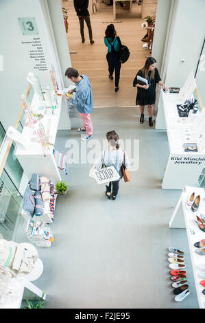 London, UK. 20. September 2015. Schaufel London eröffnet in der Saatchi Gallery in Chelsea. Die dreitägige internationale Modenschau läuft parallel mit der London Fashion Week und Käufern die Chance, eine sorgfältig kuratierte Gruppe von 150 Designer präsentiert neue und etablierte Labels neben treffen präsentiert Ausstellungen moderner Kunst. Bildnachweis: Stephen Chung/Alamy Live-Nachrichten Stockfoto