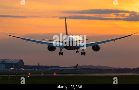 London-Heathrow, 19. September 2015. Wie die Sonne am Flughafen Heathrow Runway 27R, bereitet eine Boeing 787 zu landen. Bildnachweis: Paul Davey/Alamy Live-Nachrichten Stockfoto