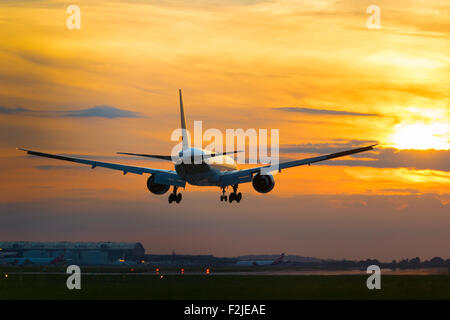 London-Heathrow, 19. September 2015. Sinagpore Airlines Cargo Boeing 777 F Frachter landet während unset auf Runway 27R am Flughafen London Heathrow. Bildnachweis: Paul Davey/Alamy Live-Nachrichten Stockfoto