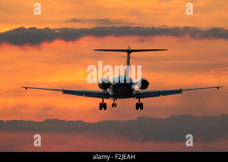 London-Heathrow, 19. September 2015. AKLM Royal Dutch Airlines Fokker 70 landet am Londoner Flughafen Heathrow nach Sonnenuntergang. Bildnachweis: Paul Davey/Alamy Live-Nachrichten Stockfoto