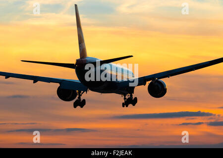 London-Heathrow, 19. September 2015. Eine British Airways Boeing 777-300 landet auf London Heathrow Runway 27R, wenn die Sonne untergeht. Bildnachweis: Paul Davey/Alamy Live-Nachrichten Stockfoto