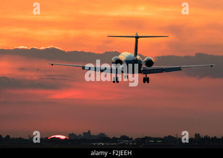 London-Heathrow, 19. September 2015. AKLM Royal Dutch Airlines Fokker 70 landet am Londoner Flughafen Heathrow nach Sonnenuntergang. Bildnachweis: Paul Davey/Alamy Live-Nachrichten Stockfoto