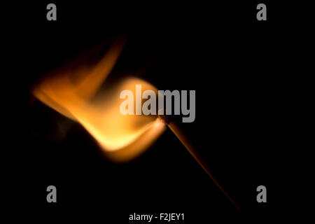 Match-Igniting in einem Ausbruch von Feuer. Makro-Bild. Stockfoto