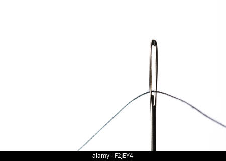 Nadel schließen sich mit schwarzen Nähgarn durch das Auge Stockfoto