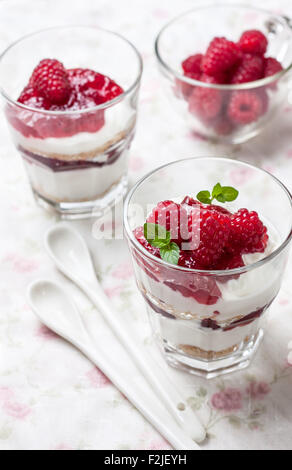 Käsekuchen mit Himbeeren, Minze im Glas Stockfoto