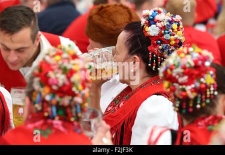 München, Deutschland. 20. Sep, 2015. Mitglieder einer Gesellschaft für traditionelle Kostüme sitzen in einem Bierzelt auf dem 182. Oktoberfest in München, Deutschland, 20. September 2015. Die weltweit größte Bier-Festival, 4. Oktober 2015 abgeschlossen wird, wird voraussichtlich rund 6 Millionen Besucher aus aller Welt in diesem Jahr gewinnen. Foto: KARL-JOSEF HILENBRAND/Dpa/Alamy Live News Stockfoto