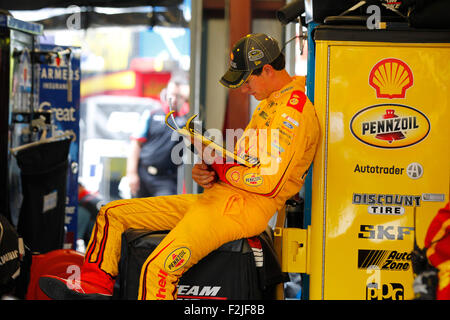 Joliet, IL, USA. 18. Sep, 2015. Joliet, IL - Sep 18, 2015: Joey Logano (22) hängt in der Garage beim Training für die myAFibRisk.com 400 auf dem Chicagoland Speedway in Joliet, IL. © Csm/Alamy Live-Nachrichten Stockfoto