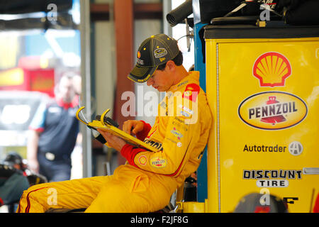 Joliet, IL, USA. 18. Sep, 2015. Joliet, IL - Sep 18, 2015: Joey Logano (22) hängt in der Garage beim Training für die myAFibRisk.com 400 auf dem Chicagoland Speedway in Joliet, IL. © Csm/Alamy Live-Nachrichten Stockfoto