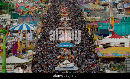 München, Deutschland. 20. Sep, 2015. Tausende von Besuchern finden ihren Weg über das Gelände des 182. Oktoberfest in München, Deutschland, 20. September 2015. Die weltweit größte Bier-Festival, 4. Oktober 2015 abgeschlossen wird, wird voraussichtlich rund 6 Millionen Besucher aus aller Welt in diesem Jahr gewinnen. Foto: SVEN HOPPE/Dpa/Alamy Live News Stockfoto