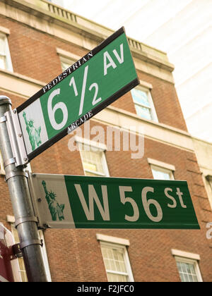 61/2 Avenue Fußgängerzone Passage und West 56th Street Kreuzung unterzeichnen, NYC, USA Stockfoto