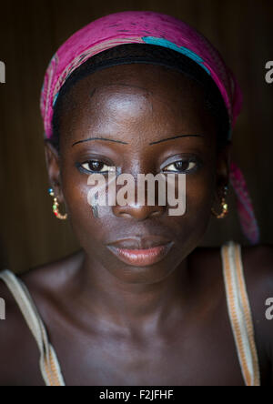 Benin, Westafrika, Onigbolo Isaba, Holi Stamm Mädchen mit traditionellen Gesichts-Tätowierungen und Narben bedeckt Stockfoto