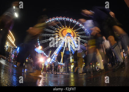 München, Deutschland. 19. Sep, 2015. Das Riesenrad auf dem 182. Oktoberfest in München, 19. September 2015. Die weltweit größte Bier-Festival, 4. Oktober 2015 abgeschlossen wird, wird voraussichtlich rund 6 Millionen Besucher aus aller Welt in diesem Jahr gewinnen. Foto: FELIX HOERHAGER/Dpa/Alamy Live News Stockfoto