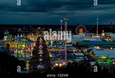 München, Deutschland. 19. Sep, 2015. Blick auf den beleuchteten Garten 182. Oktoberfest in München, 19. September 2015. Die weltweit größte Bier-Festival, 4. Oktober 2015 abgeschlossen wird, wird voraussichtlich rund 6 Millionen Besucher aus aller Welt in diesem Jahr gewinnen. Foto: SVEN HOPPE/Dpa/Alamy Live News Stockfoto