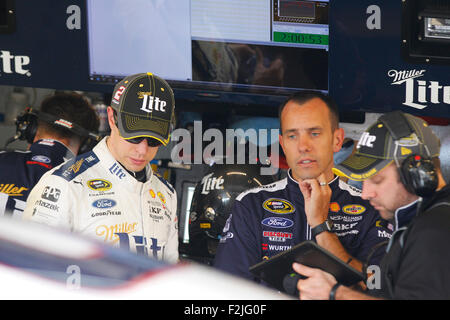 Joliet, IL, USA. 19. Sep, 2015. Joliet, IL - Sep 19, 2015: Brad Keselowski (2) hängt in der Garage beim Training für die myAFibRisk.com 400 auf dem Chicagoland Speedway in Joliet, IL. Bildnachweis: Csm/Alamy Live-Nachrichten Stockfoto