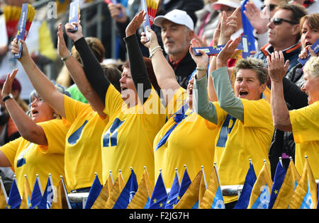 St. Leon-Rot, Deutschland. 20. Sep, 2015. Fans von Team Europe jubeln für einen Golfer während der Solheim Cup in St. Leon-Rot, Deutschland, 20. September 2015. Zwei Teams, bestehend aus den besten zwölf weibliche Golfprofis aus Europa und den Vereinigten Staaten, beziehungsweise die Biennale Golf Teamturnier teilnehmen, mit den Wettkampfstätten wechseln zwischen Europa und den USA. Deutschland ist der Solheim Cup zum ersten Mal Gastgeber. Foto: UWE ANSPACH/Dpa/Alamy Live News Stockfoto