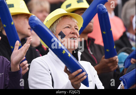 St. Leon-Rot, Deutschland. 20. Sep, 2015. Fans von Team Europe jubeln für einen Golfer während der Solheim Cup in St. Leon-Rot, Deutschland, 20. September 2015. Zwei Teams, bestehend aus den besten zwölf weibliche Golfprofis aus Europa und den Vereinigten Staaten, beziehungsweise die Biennale Golf Teamturnier teilnehmen, mit den Wettkampfstätten wechseln zwischen Europa und den USA. Deutschland ist der Solheim Cup zum ersten Mal Gastgeber. Foto: UWE ANSPACH/Dpa/Alamy Live News Stockfoto