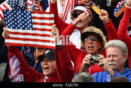 St. Leon-Rot, Deutschland. 20. Sep, 2015. Fans jubeln für das US-Team während der Solheim Cup in St. Leon-Rot, Deutschland, 20. September 2015. Zwei Teams, bestehend aus den besten zwölf weibliche Golfprofis aus Europa und den Vereinigten Staaten, beziehungsweise die Biennale Golf Teamturnier teilnehmen, mit den Wettkampfstätten wechseln zwischen Europa und den USA. Deutschland ist der Solheim Cup zum ersten Mal Gastgeber. Foto: UWE ANSPACH/Dpa/Alamy Live News Stockfoto