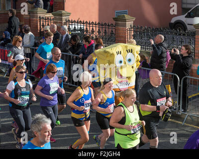 Warrington, UK. 20. September 2015. Richard Massey von Blackburn verbindet die 5000 Läufer im englischen Halbmarathon 2015 in Warrington gekleidet wie Sponge Bob Square Pants Credit: John Hopkins/Alamy Live News Stockfoto