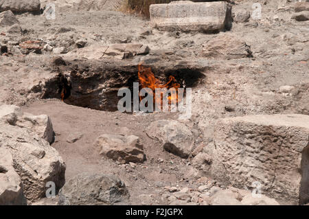 Brennende Feuer am Berg Chimäre oder Yanartas nahe dem Dorf Çıralı an der Mittelmeerküste in der Provinz Antalya. Stockfoto