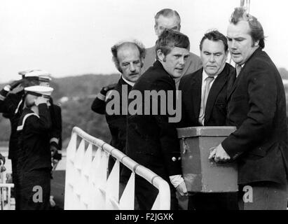 AJAX NEWS FOTOS. 16TH. AUGUST 1979. PLYMOUTH, ENGLAND. - FASTNET RACE YACHTING TRAGÖDIE - OPFER DER SCHLIMMSTEN YACHTING TRAGÖDIE IN DER GESCHICHTE - DER KÖRPER EINES SEGLERS VON DER YACHT TROPHÄE, DER ERTRANK, ALS DIE YACHT VON EINEM HEFTIGEN STURM ÜBERWÄLTIGT WURDE, DER VON DER NIEDERLÄNDISCHEN FREGATTE OVERIJSSEL IN DEVONPORT AN LAND GEBRACHT WURDE. FOTO: JONATHAN EASTLAND/AJAX. REF:791608 3 Stockfoto