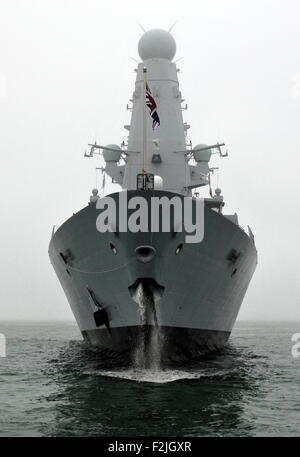 AJAXNETPHOTO. 28. JANUAR 2009. PORTSMOUTH, ENGLAND. -SCHLEICHENDE ANKUNFT - HMS DARING, ERSTE VON SECHS NEUEN ART 45 ZERSTÖRER DER ROYAL NAVY WIEGT ANKER VOR DER EINFAHRT IN PORTSMOUTH NAVAL BASE. FOTO: JONATHAN EASTLAND/AJAX REF: G192801 348 Stockfoto