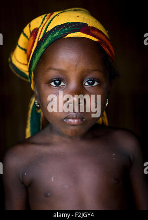 Benin, Westafrika, Onigbolo Isaba, Holi Stamm Mädchen mit traditionellen Gesichts Tätowierungen und Narben, Porträt Stockfoto