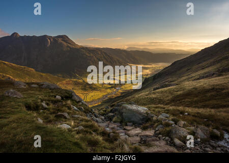 Auf der Suche nach Langdale talabwärts vom Crinkle Crags und Pike Blisko Weg, am frühen Morgen im englischen Lake District. Stockfoto