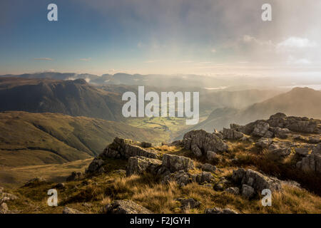 Auf der Suche durch steigende Nebel aus Crinkle Crags talabwärts Langdale am frühen Morgen im englischen Lake District Stockfoto