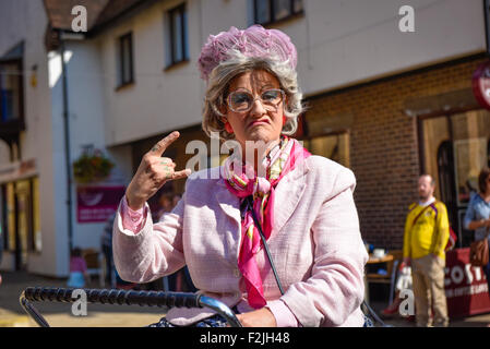 South Woodham Ferrers, UK. 20. September 2015. Die weltweit erste und nur einkaufen Display Danceteam, Oma Turismo, führen in South Woodham Ferrers Stadtzentrum entfernt. Bildnachweis: Gordon Scammell/Alamy Live-Nachrichten Stockfoto